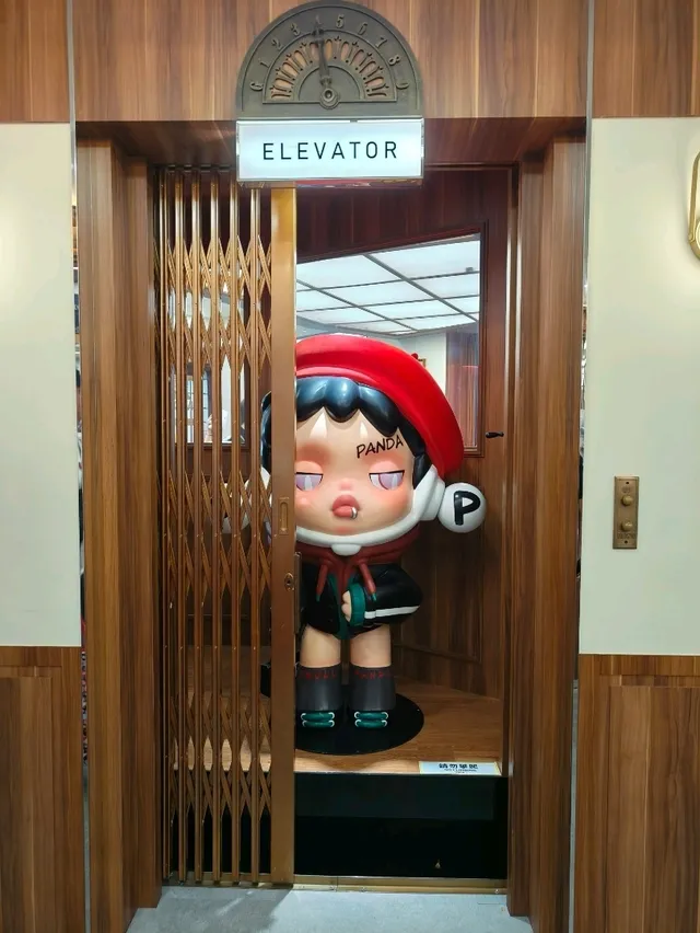 An image of a human sized mannequin/doll, one of the many attractions in Taipei