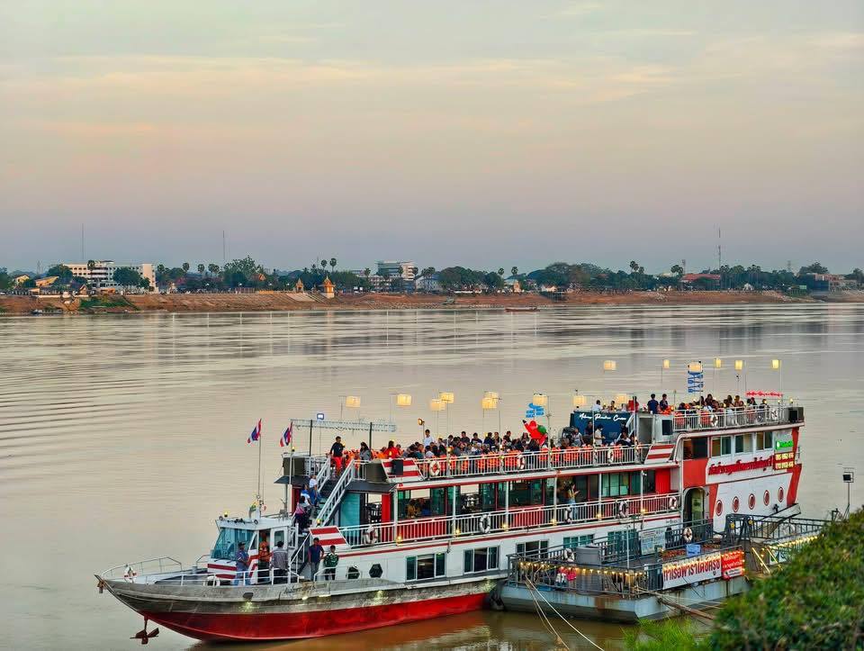 ล่องเรือชมแม่น้ำสองสีและสำรวจแม่น้ำโขง