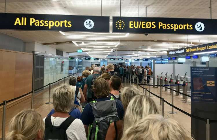 ขั้นตอนที่ 2: เข้าคิวตรวจพาสปอร์ตสำหรับผู้โดยสารนอก EU/EEA