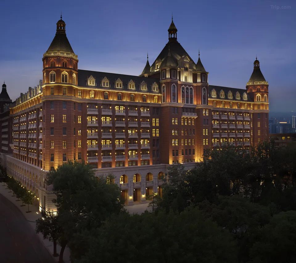 วิวยามค่ำคืนด้านหน้าโรงแรม The Ritz-Carlton, Tianjin 