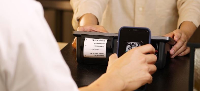 Persona pagando con QR en China