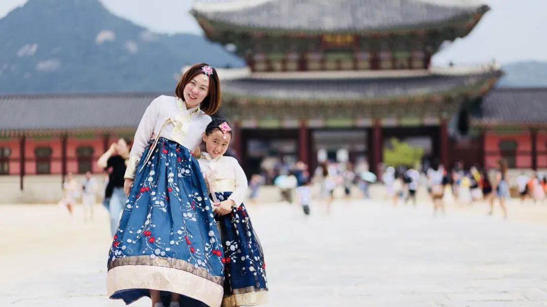 traditional South Korean costume