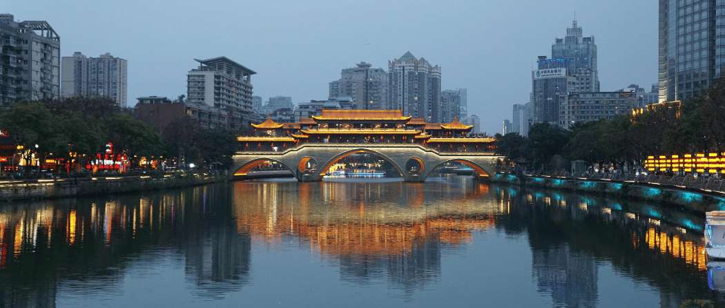 Vue nocturne du pont Anshun sur la rivière Jinjiang, au cœur de Chengdu