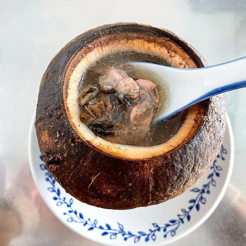 ซุปไก่ดำตุ๋นมะพร้าว