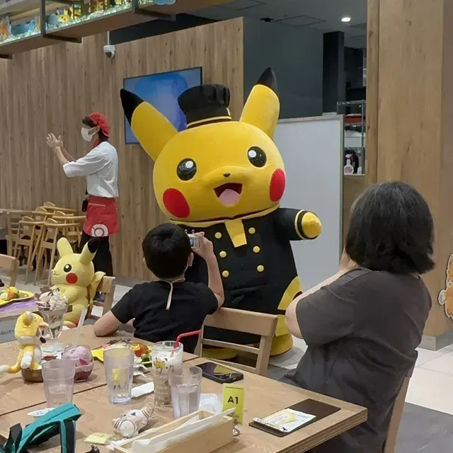 比卡超廚師與觀眾互動