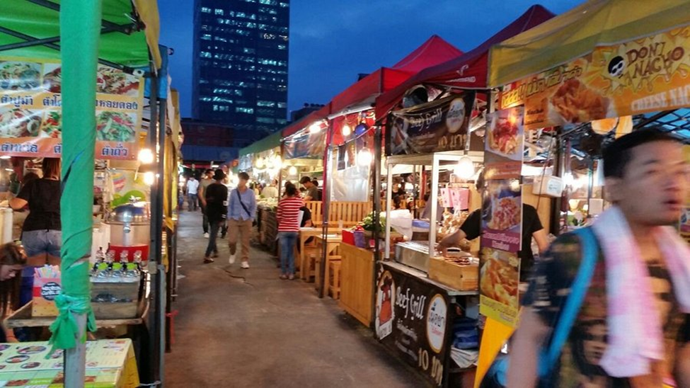 Food stalls in Rod Fai market