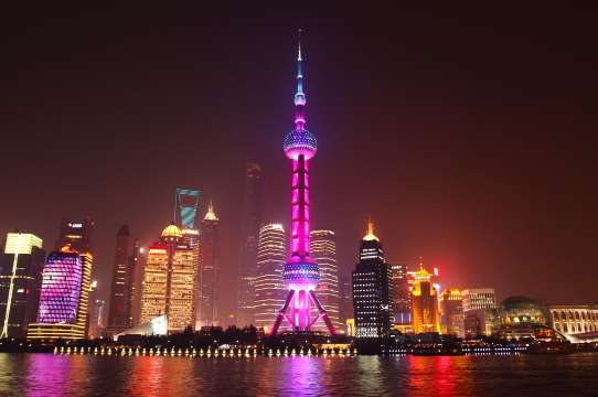 Skyline de Shanghái de noche con la Torre Perla Oriental iluminada y rascacielos del distrito financiero de Pudong