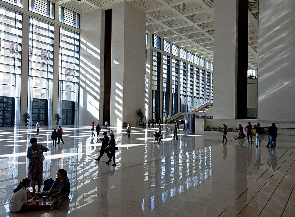 Átrio do Museu Nacional da China com visitantes circulando