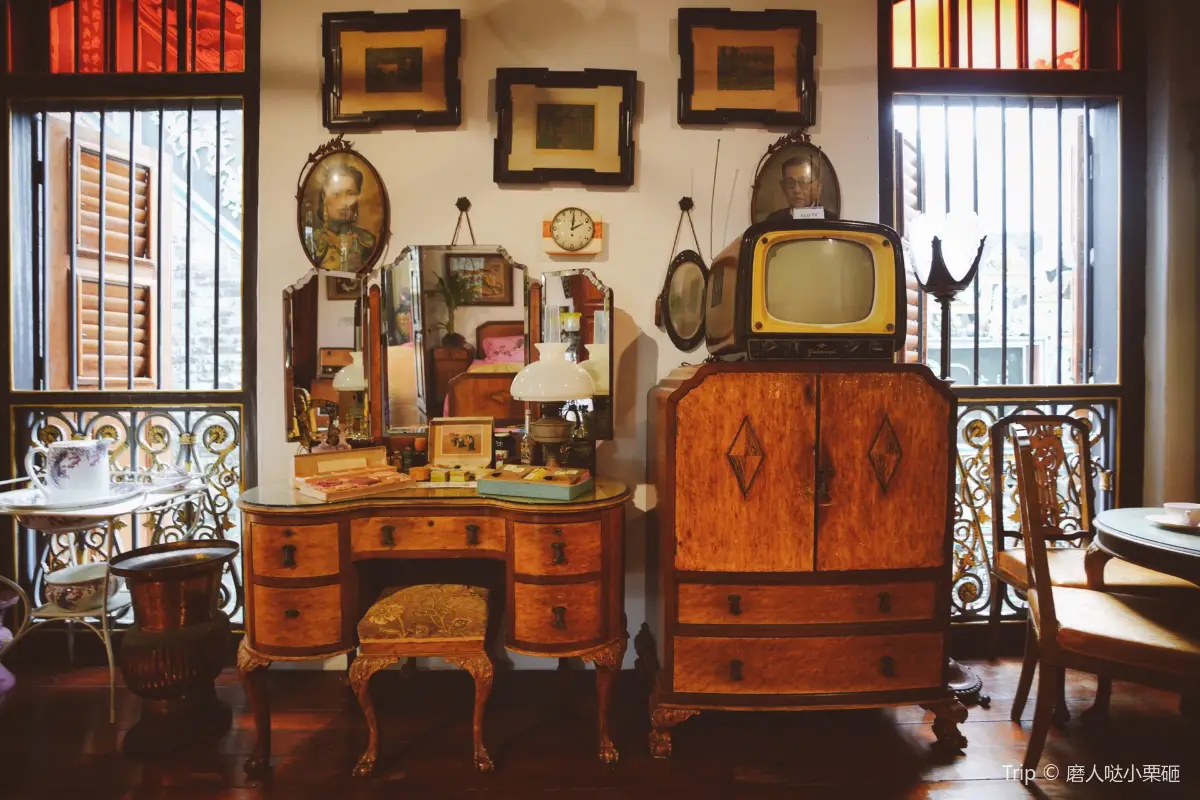 antique collections at Pinang Peranakan Mansion
