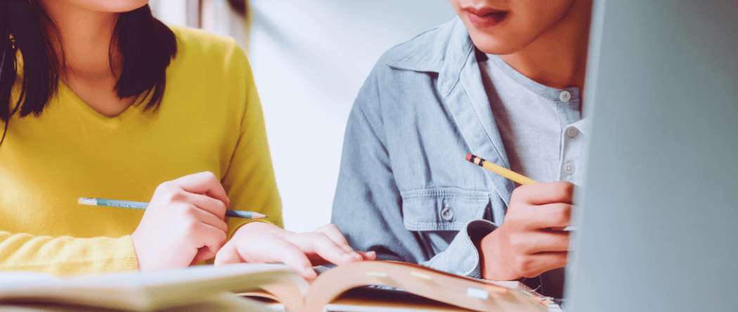 Studenti che ripassano gli appunti e studiano insieme per programmi accademici in Corea del Sud
