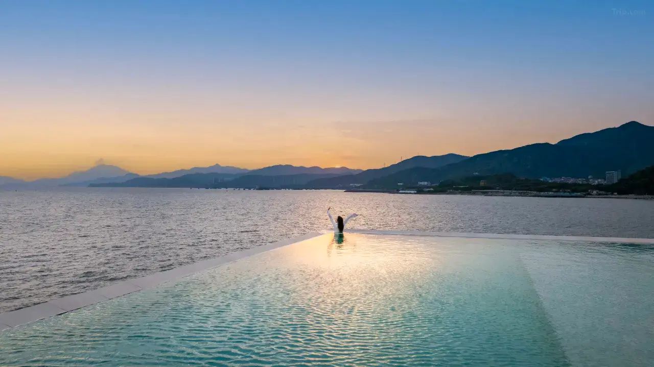 深圳官湖祕野礁石海景酒店無邊際泳池景觀