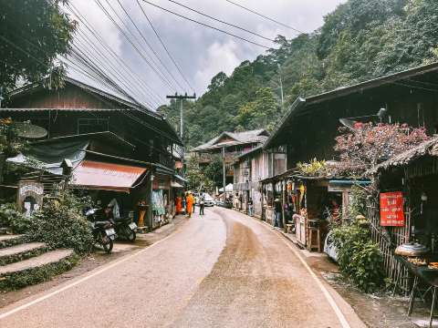 3. ถนนคนเดินแม่กำปอง