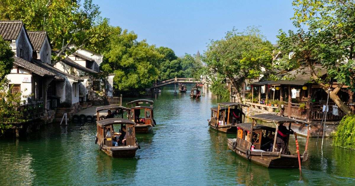 ไม่ควรไปจีนช่วงไหน 2569? เช็กวันหยุด อากาศ และช่วงที่ควรเลี่ยง | Trip.com