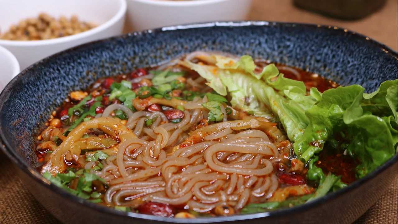 บะหมี่เปรี้ยวเผ็ด