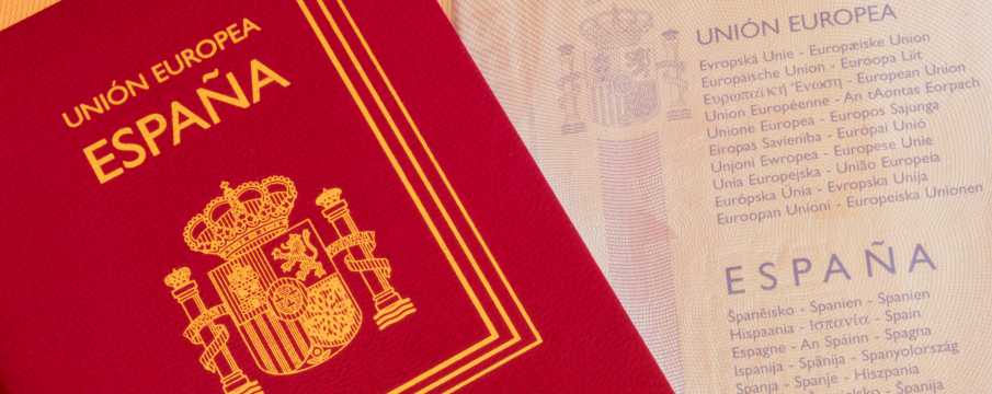 Pasaporte español de la Unión Europea junto a documento oficial, identificación para viajes internacionales.