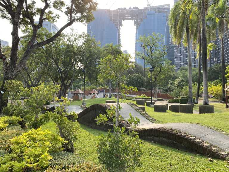 ออกกำลังกายด้วยอุปกรณ์กลางแจ้ง