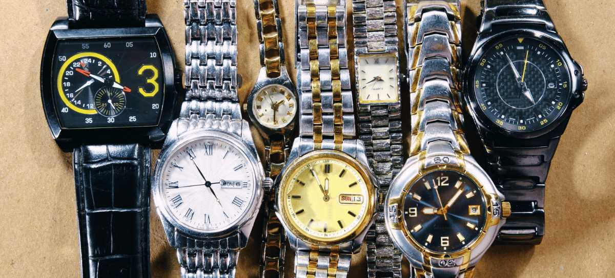 Des montres de différents styles exposées à la vente