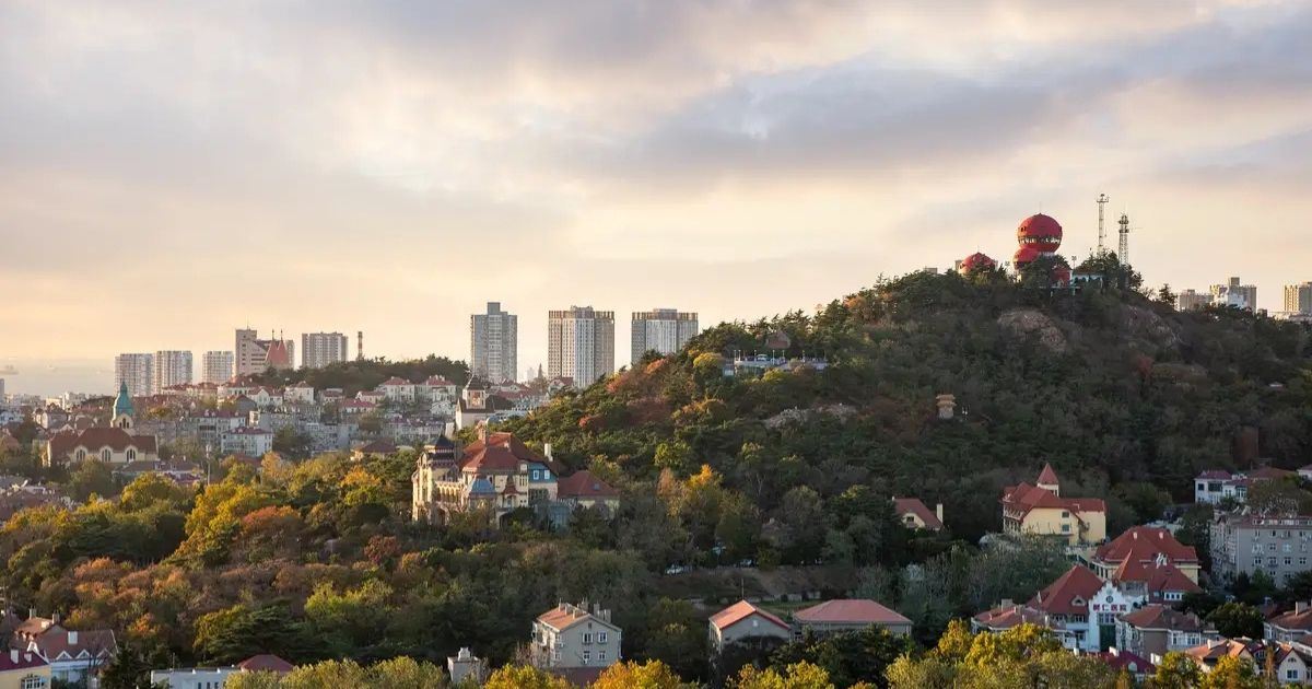 Vista panorámica de Signal Hill Park y los tejados de Qingdao al atardecer.