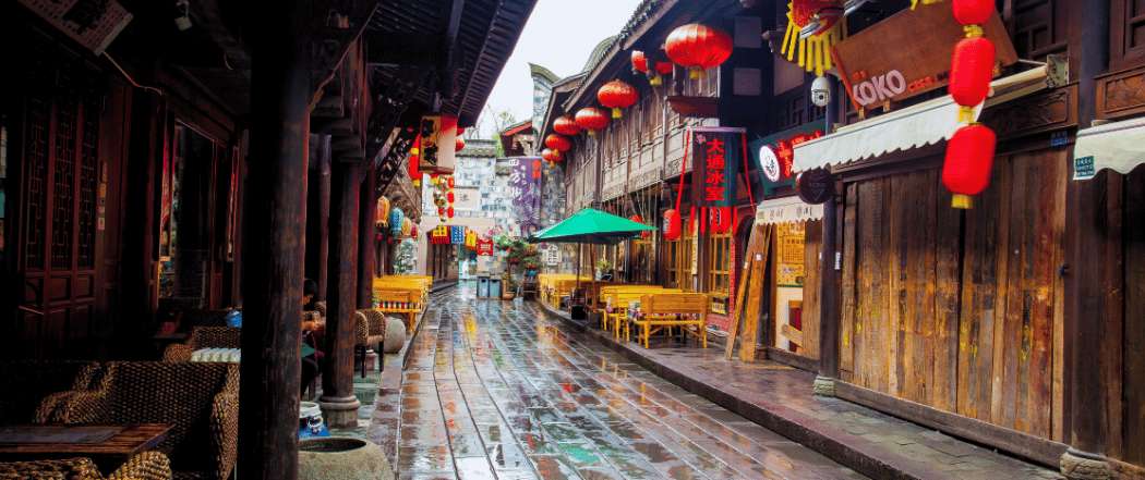 Rue traditionnelle de Chengdu avec ses lanternes chinoises et ses restaurants locaux