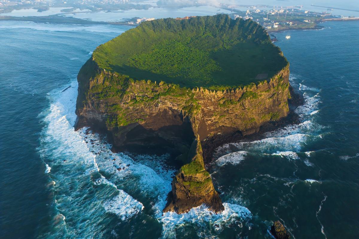 火山口海岸奇觀，濟州島十大絕景之一。