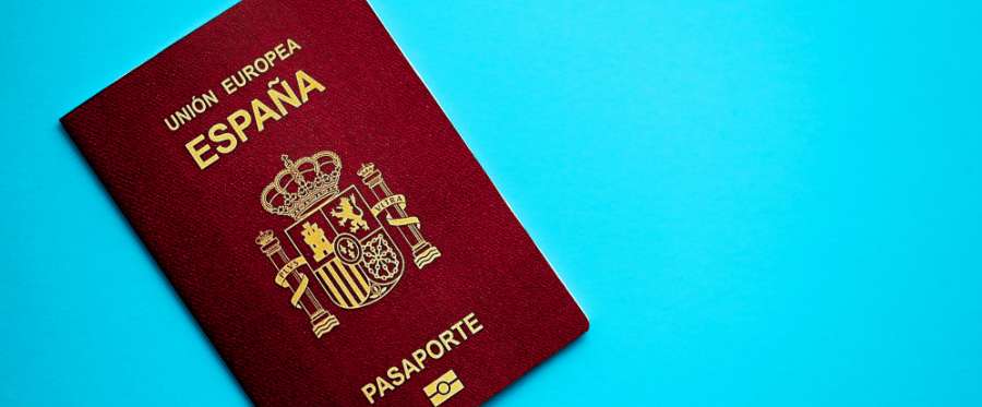Pasaporte español utilizado para viajes internacionales y entrada turística a Malasia
