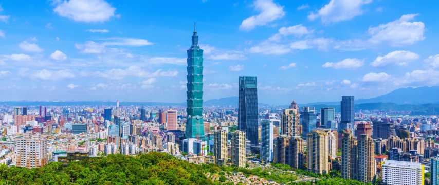 Panorámica del skyline de Taipéi con el rascacielos Taipei 101, destino turístico en Taiwán.
