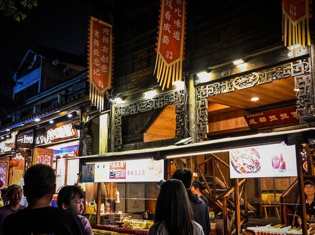 ตลาดกลางคืนถนนกว้างแคบ (Kuanzhai Alley)