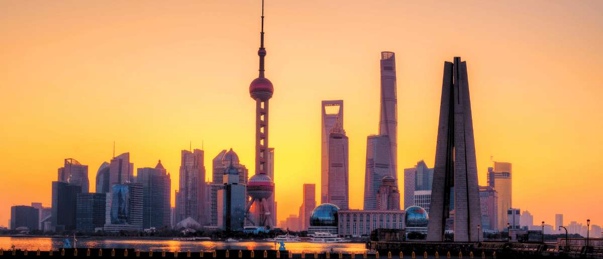 Skyline de Shanghai au coucher du soleil avec la Tour de la Perle de l'Orient et les gratte-ciel de Pudong