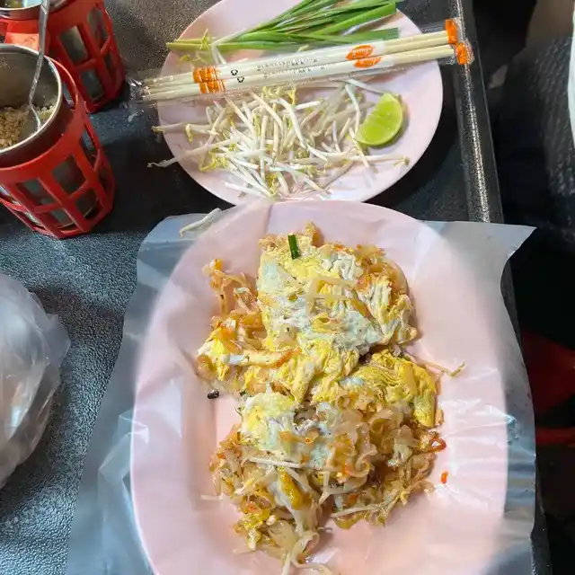 หอยทอดและผัดไท