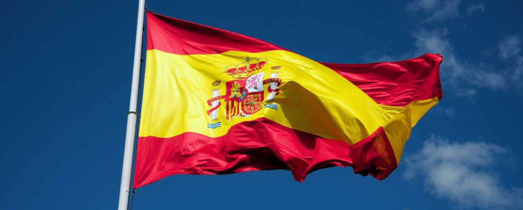 Bandera de España ondeando al viento, país con exención de visado para viajar a Marruecos