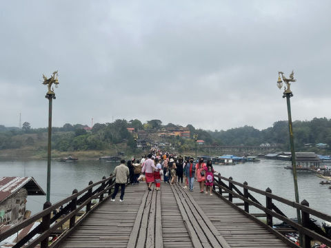 เดินเล่นบนสะพาน ชมวิวและถ่ายรูป