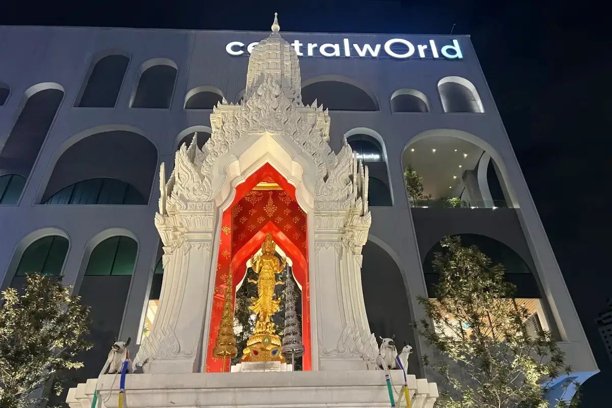 พระตรีมูรติ หน้าลาน Central World