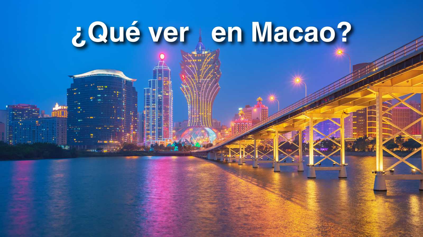 Skyline nocturno de Macao con edificios iluminados y el puente Sai Van reflejado sobre el agua