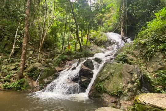 2. น้ำตกแม่กำปอง 