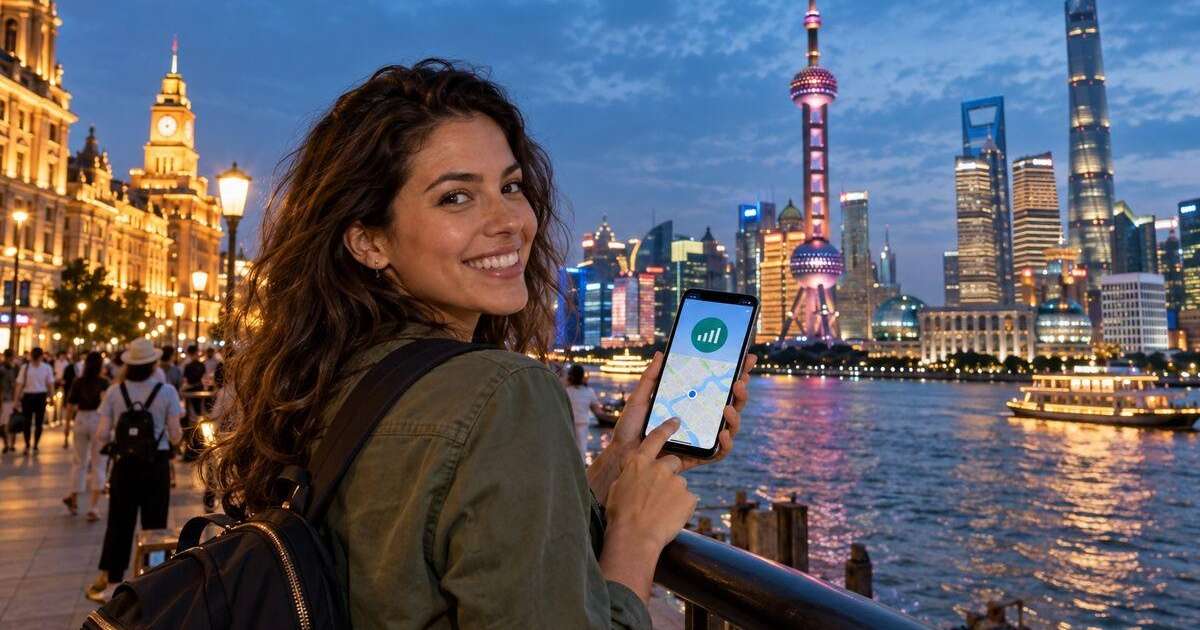 Viajante usando eSIM para acessar dados móveis em Xangai na China