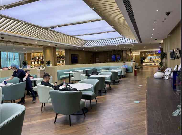Area ristorazione di una lounge all'aeroporto TFU