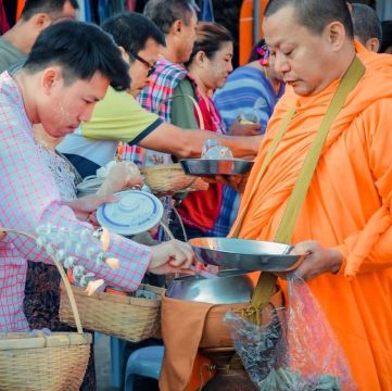 ตักบาตรมอญยามเช้า