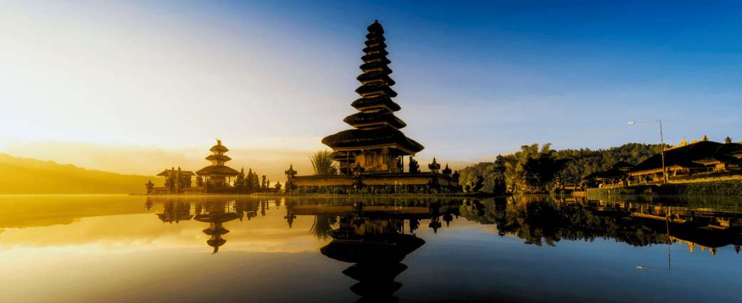 Le temple Ulun Danu Beratan se reflétant dans le lac au lever du soleil, à Bali, en Indonésie.