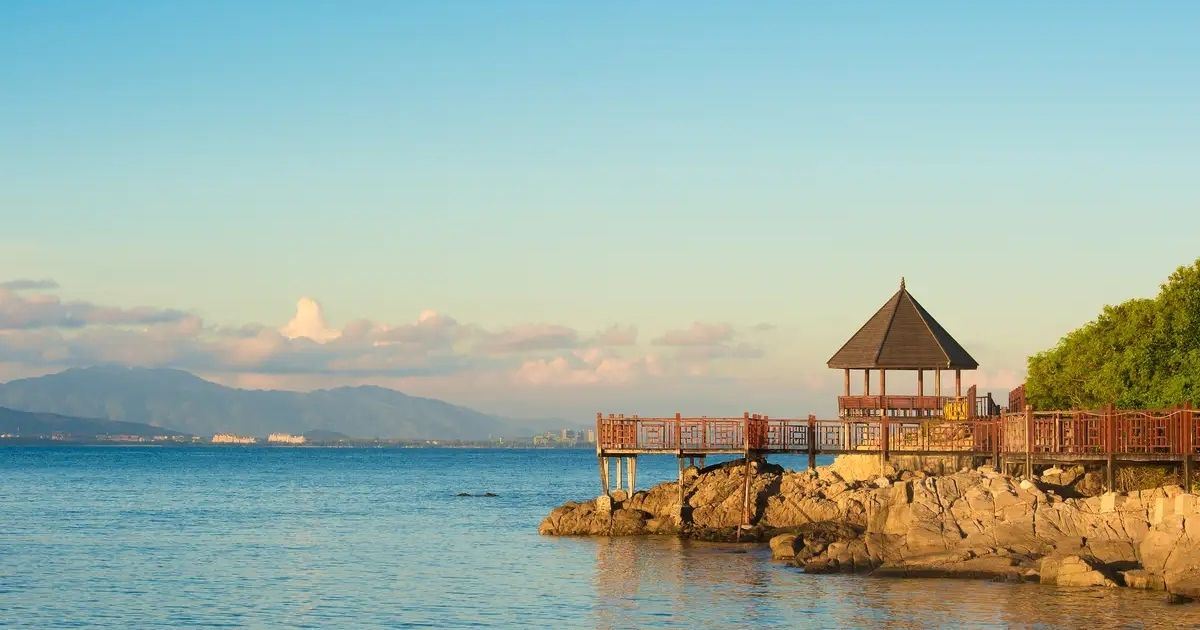 Pasarela de madera y mirador junto al mar en la isla de Wuzhizhou, Sanya.