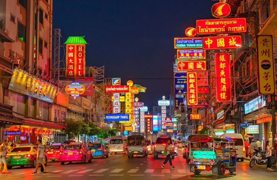 The busy nights in the street of Hua Lamphong