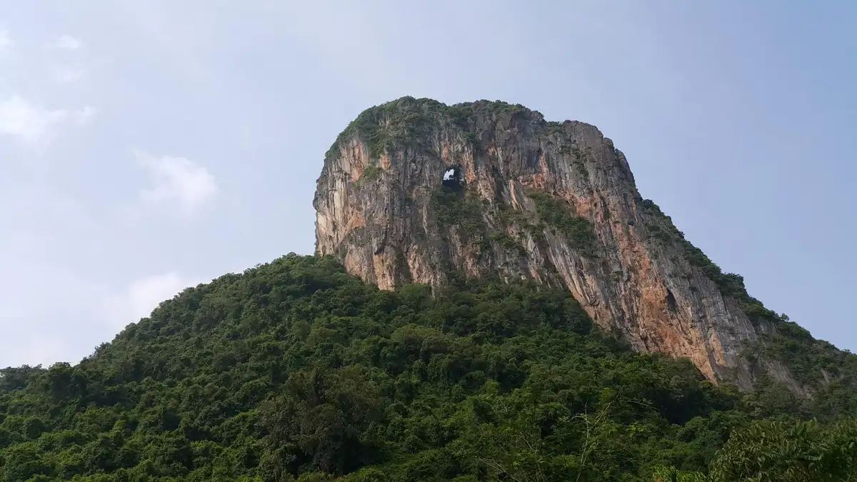 เขาอกทะลุ