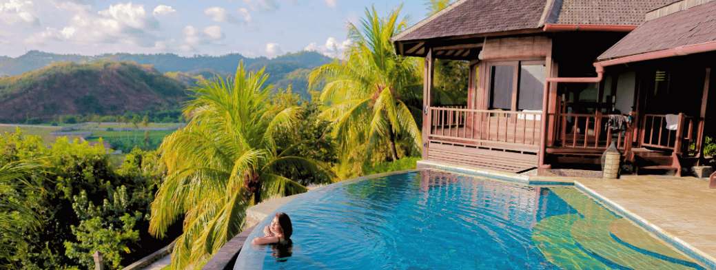 Villa avec piscine à débordement et vue tropicale à Bali pour vos vacances en Indonésie