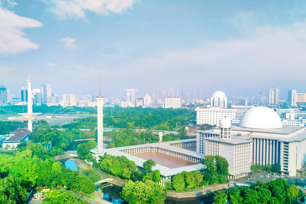 A beautiful scene overlooking the largest mosque in Jakarta
