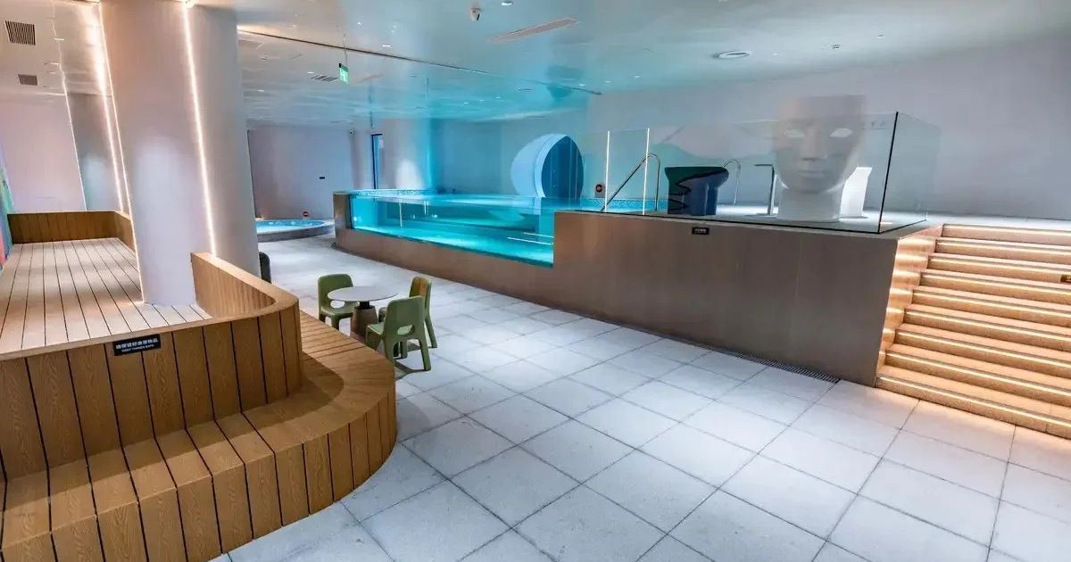 Ruhebereich, Pool und ein kleiner Tisch für Kinder im Zhangchao Trendy Water Spa Bureau.