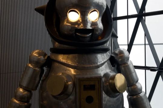 巨型機械人雕塑《Giant Torayan》
