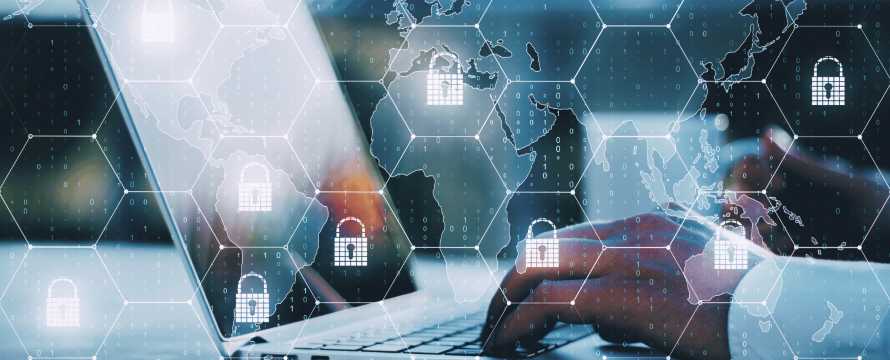 Persona usando ordenador portátil con iconos de seguridad y mapa mundial, protección de datos y uso de internet al viajar
