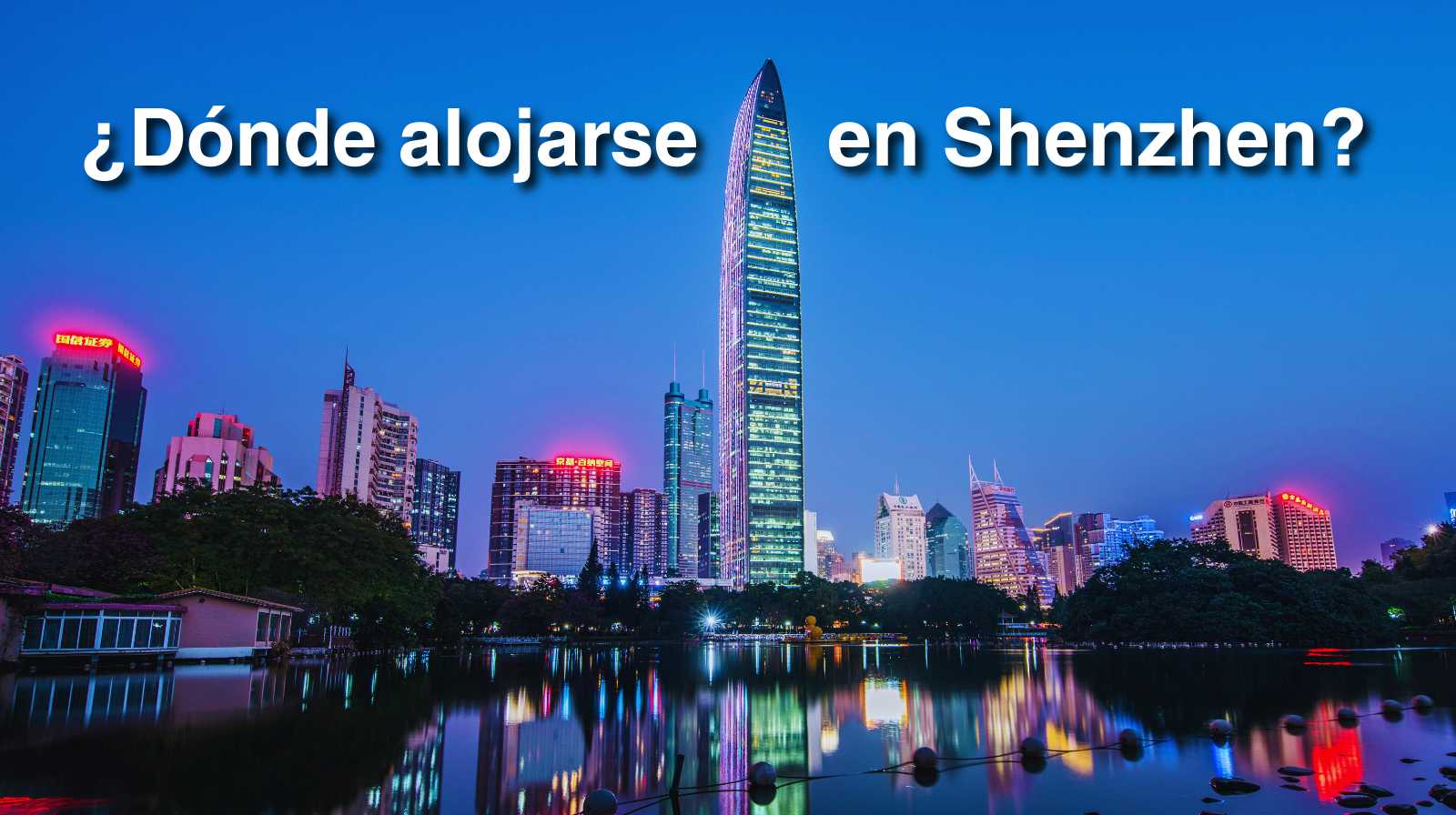 Vista nocturna del skyline de Shenzhen con rascacielos iluminados y un lago en primer plano