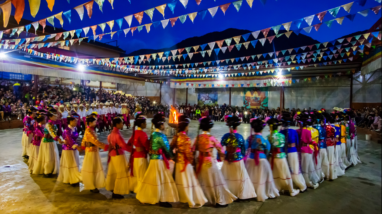 การเต้นรำรอบกองไฟลี่เจียง