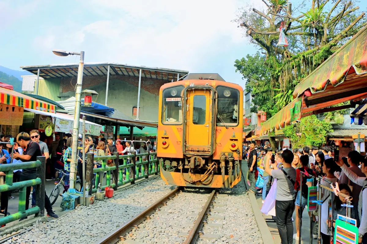 The train going through Shifen