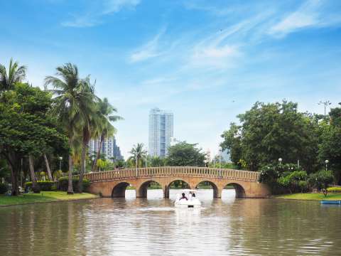 ถ่ายรูปกับจุดเด่นของสวน